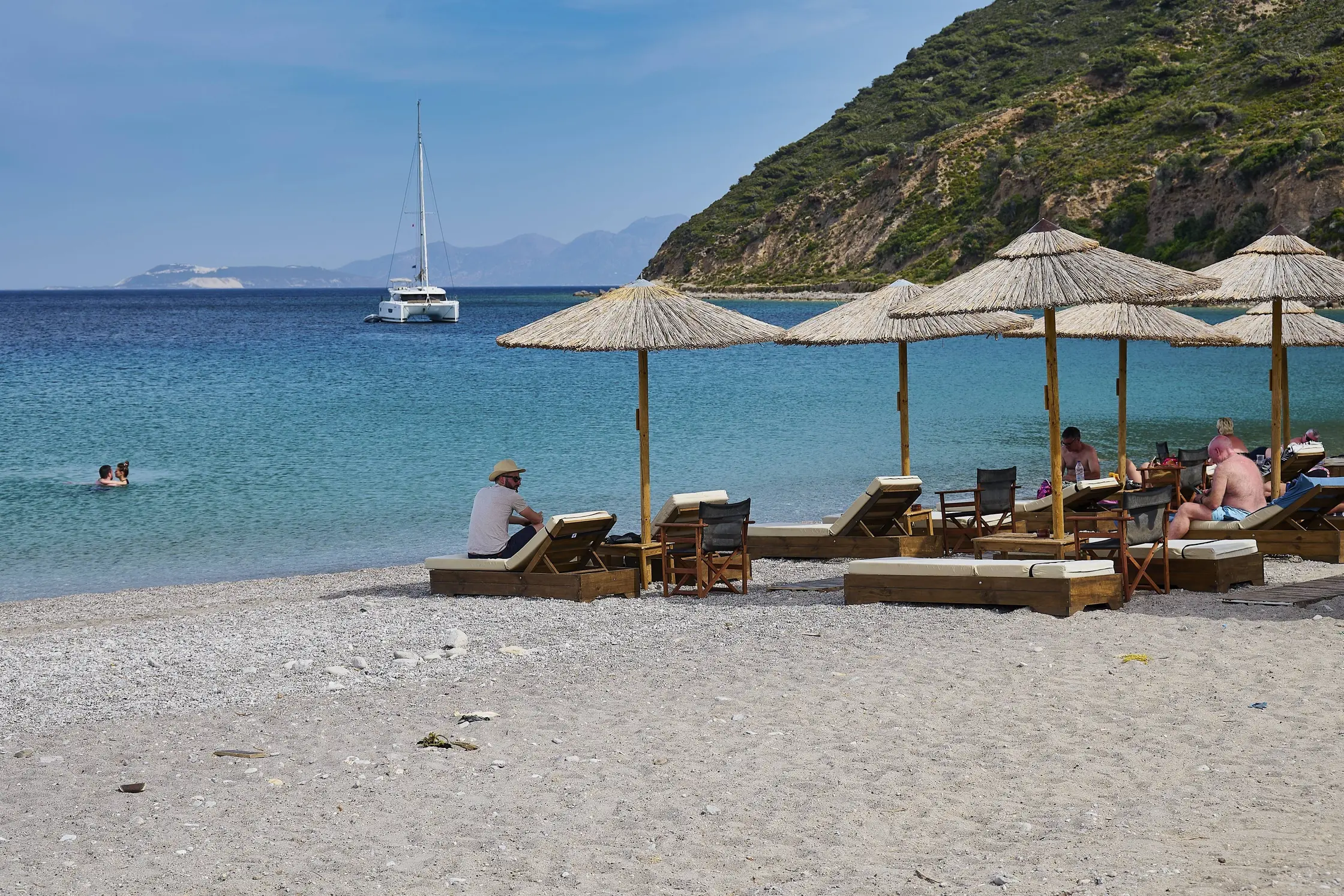 Mehr über den Artikel erfahren MEDIA: Neue Zürcher Zeitung – Auf Kos sind die Touristen zurück und die Flüchtlinge noch da